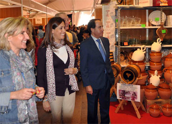 Rosa Romero visitando los stand