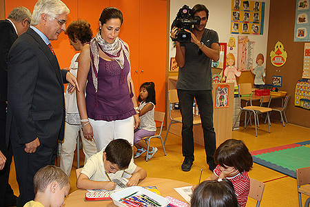 Rosa Romero y Barreda con los niños del colegio