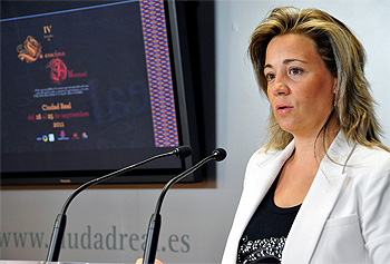 Lola Merino presentando las jornadas