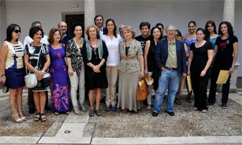 Los 20 alumnos que han participado en la XX Edición del curso intensivo de pintura Manuel López Villaseñor han recibido, de manos de la Alcaldesa, sus correspondientes diplomas