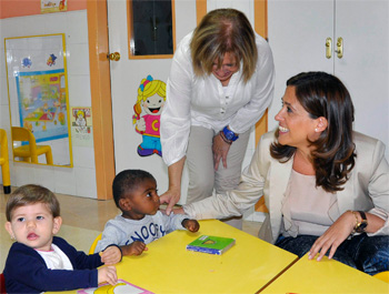 Rosa Romero visitando el Centro de Educación Infantil La Granja 