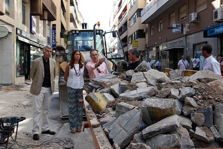 La alcaldesa visita las obras de la calle Ciruela