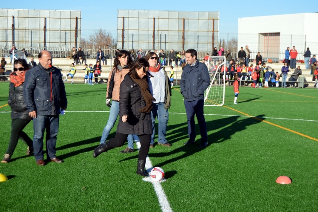 Los futuros futbolistas protagonizan la reapertura  del Campo de Fútbol artificial de Larache