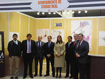 La alcaldesa en la inauguración del Salón Inmobiliario