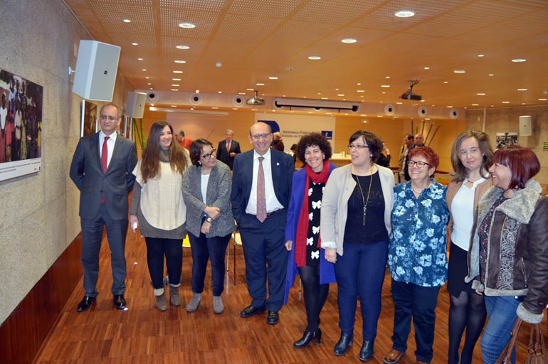 Cruz Roja inaugura en la Biblioteca del Estado una muestra de fotografías sobre Igualdad de Género