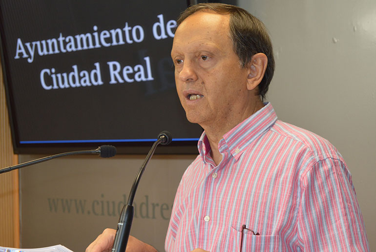 El portavoz municipal, Nicolás Clavero, en rueda de prensa