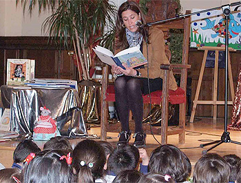 Rosa Romero inaugura con la lectura de un relato para niños el maratón de cuentos organizado por la Concejalía de Cultura 