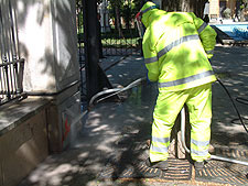 Limpieza de pintadas en calles, fachadas y mobiliario.